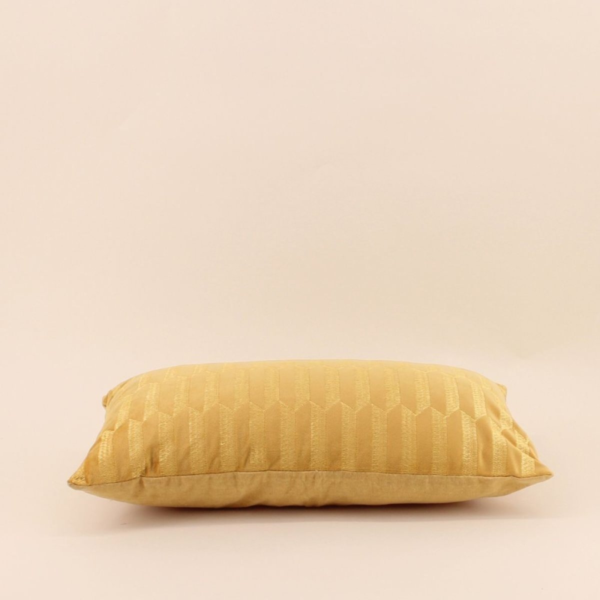 Coussin en velours brodé 30x50cm jaune, ORNAMI