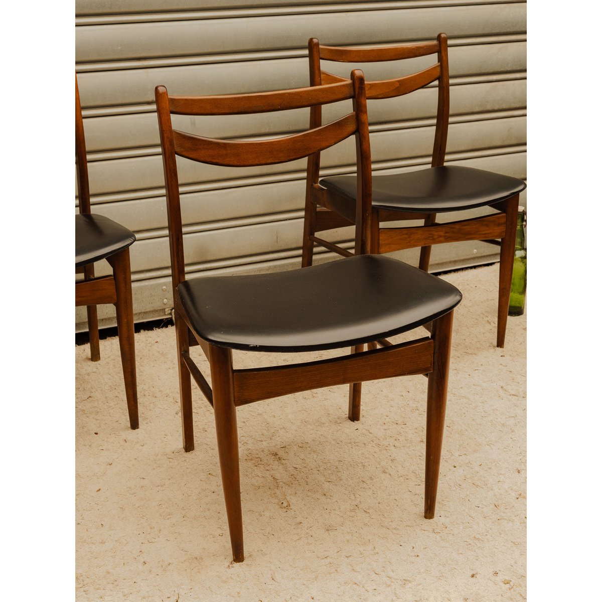 Lot de 3 chaises en bois et cuir noir Alma N°2125 - Bon état bois foncé, DEBONGOUT