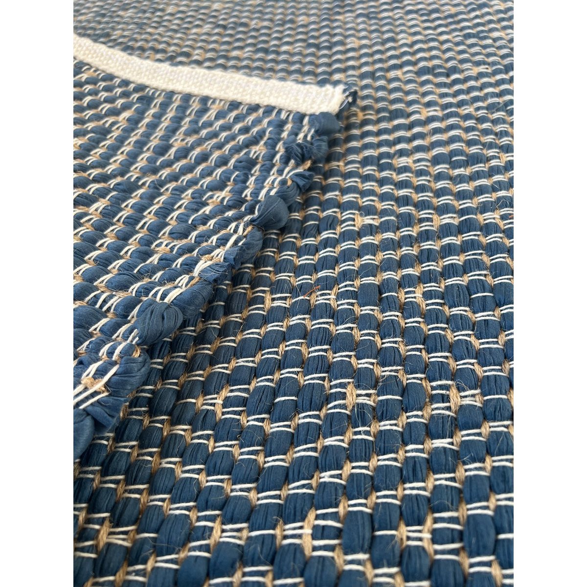 Tapis en fibres recyclées tissé à la main PESSOA bleu naturel, AFK LIVING