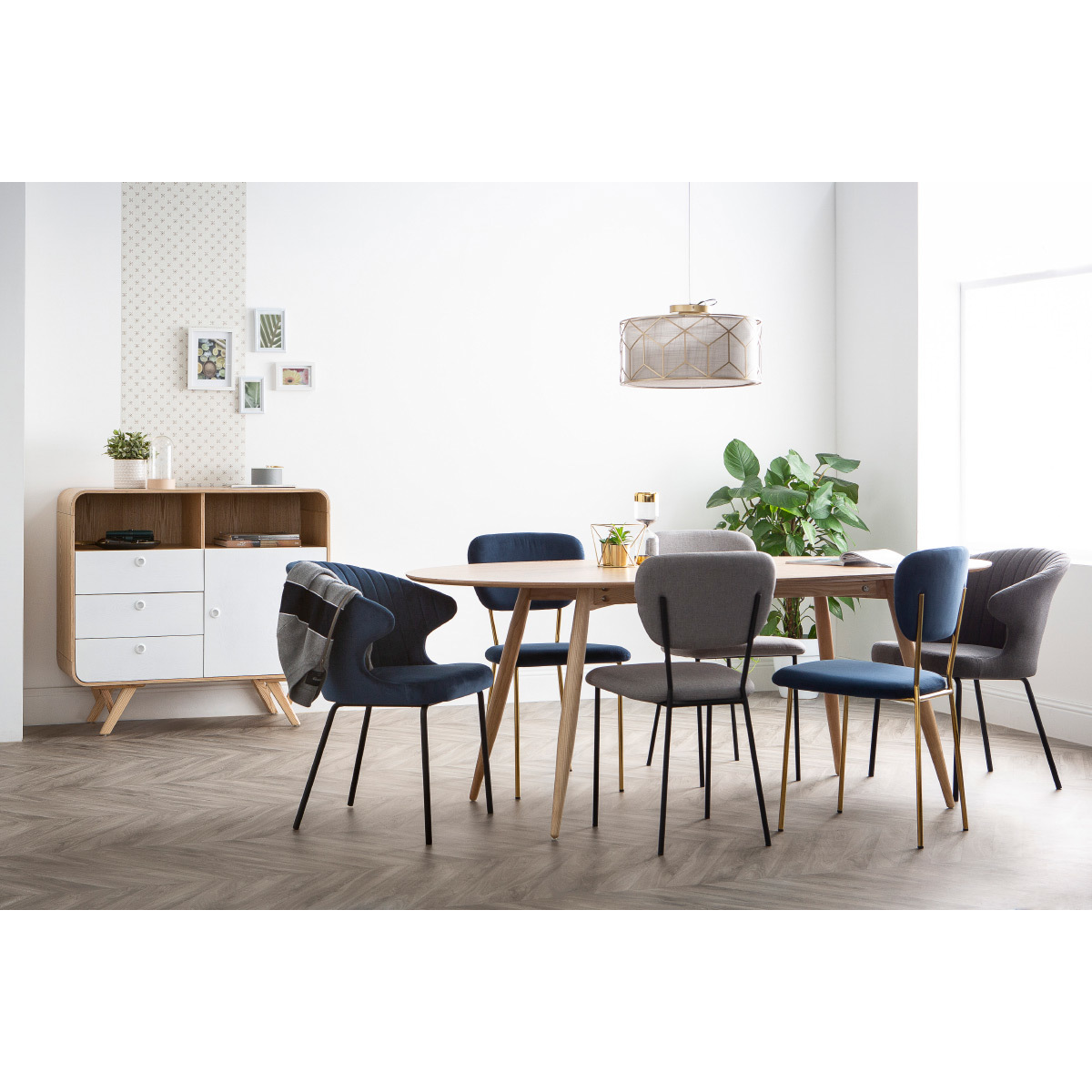Chaise design en velours pieds métal REQUIEM bleu marine, MILIBOO