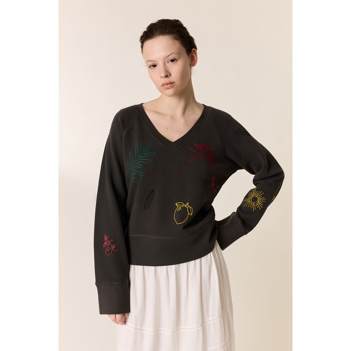 Shavi Embroidered V-Neck Sweatshirt carbon, LEON & HARPER