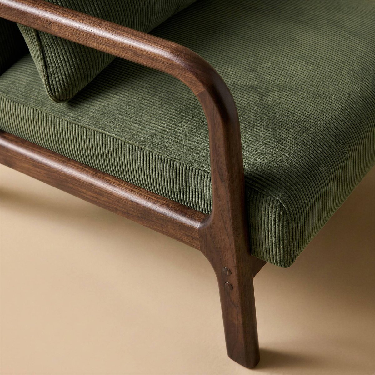 Fauteuil scandinave bois d'hévéa teinté wengé et velours côtelé LORENS vert, SWEEEK