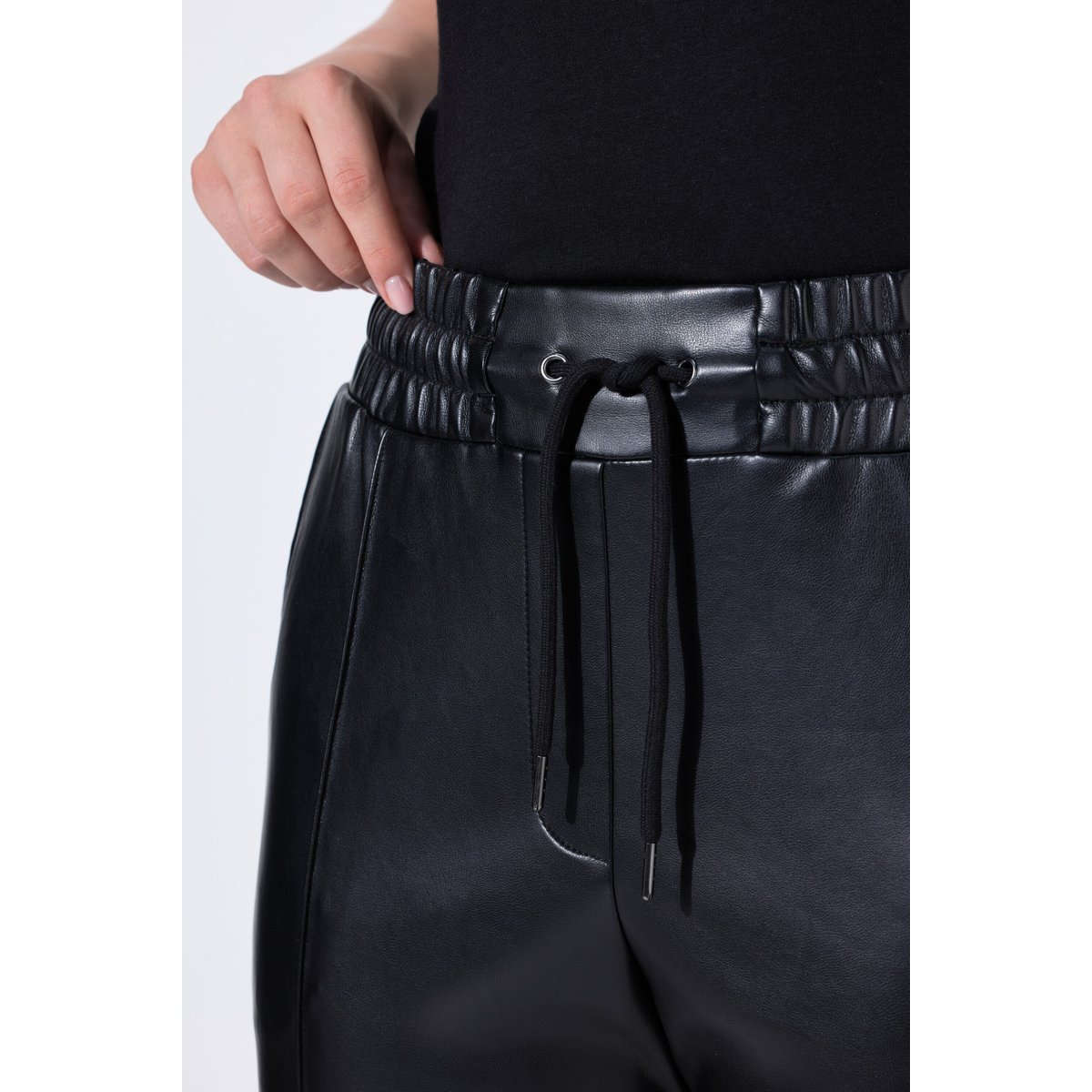 Pantalon 7/8 en similicuir. Passepoils et noir, ULLA POPKEN
