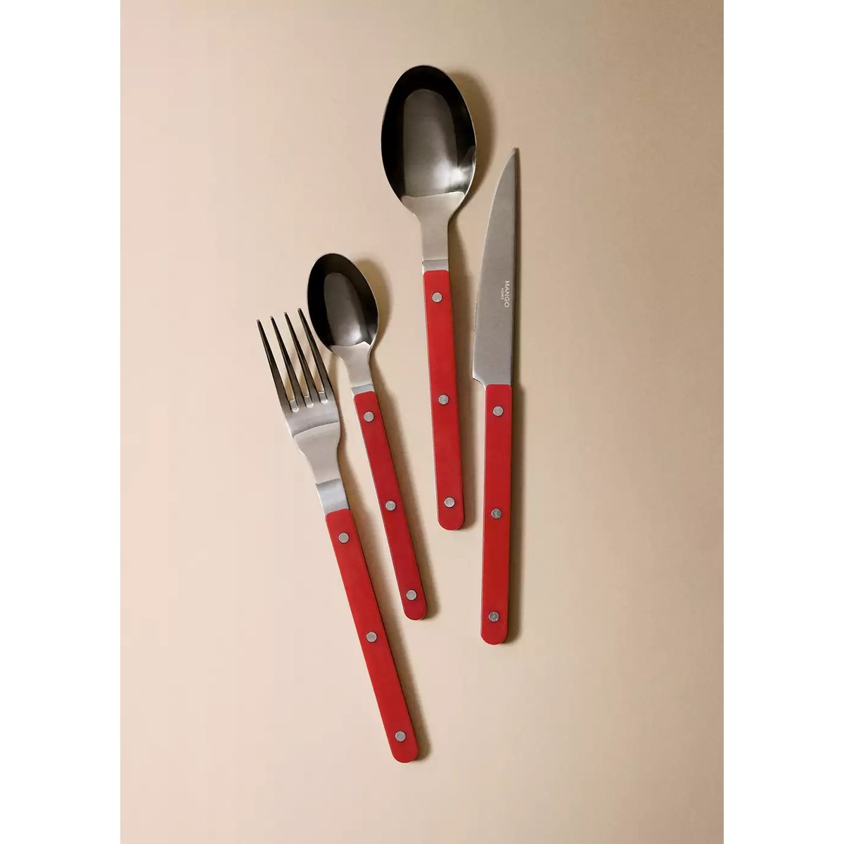 Ensemble de couverts acier inoxydable manche en résine rouge, MANGO HOME
