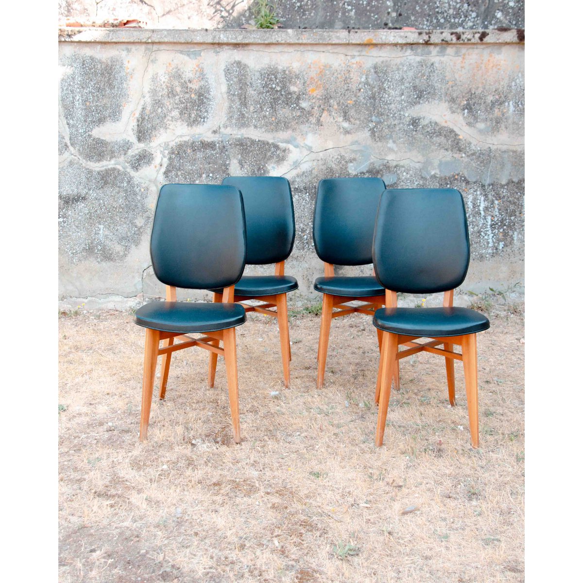 Lot de 4 chaises en skaï et hêtre Alma N°1745 - Bon état noir, DEBONGOUT