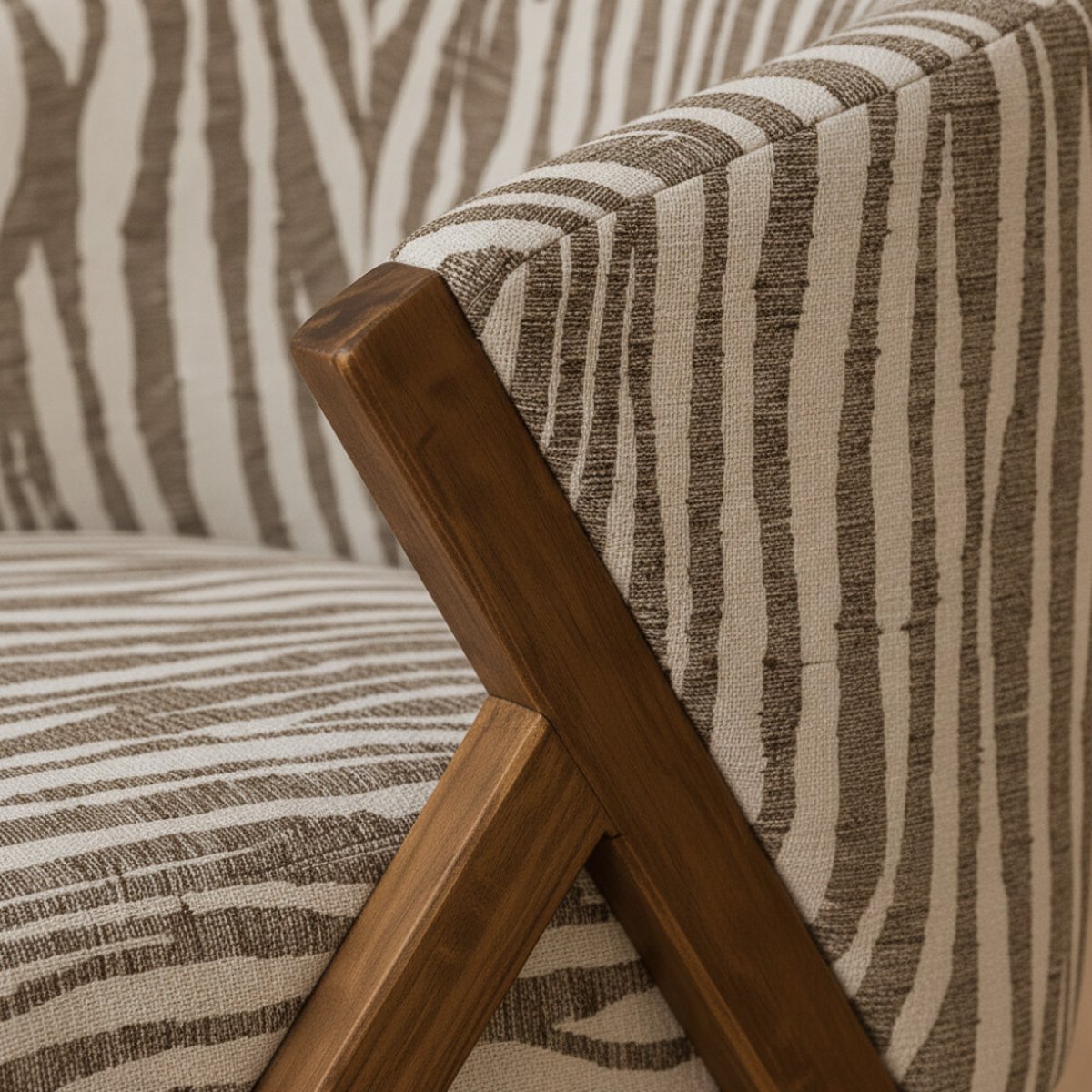 Fauteuil imprimé zèbre pieds bois foncé- MALOU beige, DRAWER