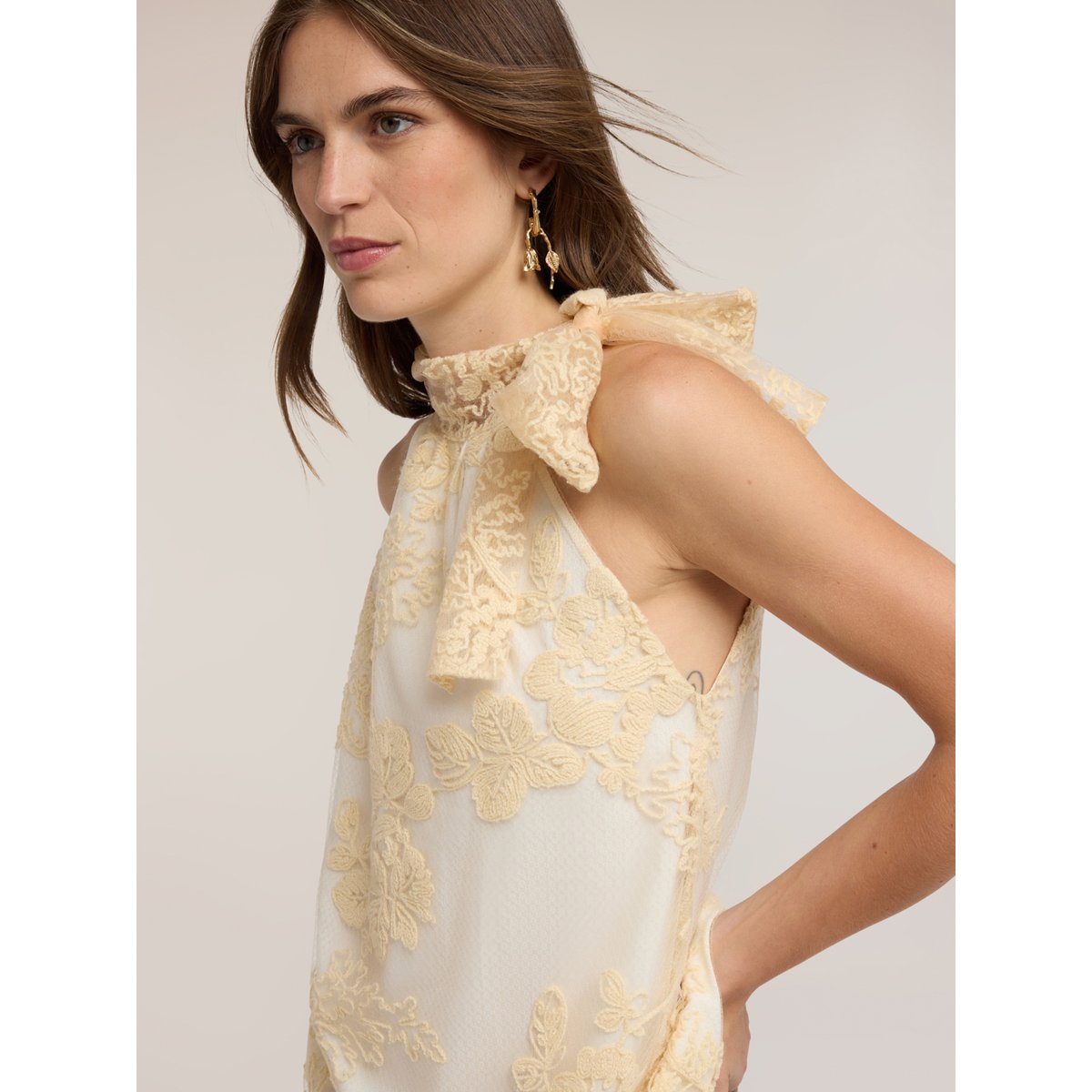 Top avec broderies et col licou beige, MOTIVI