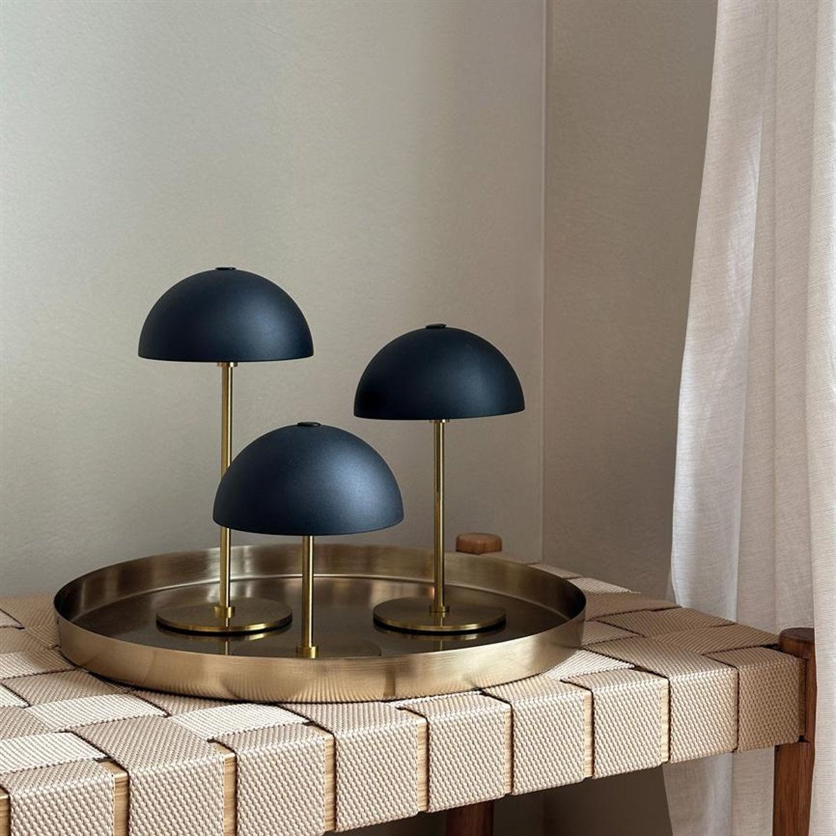 Lampe à poser LED ALONG Lot de 3 + plateau noir/laiton, DYBERG LARSEN
