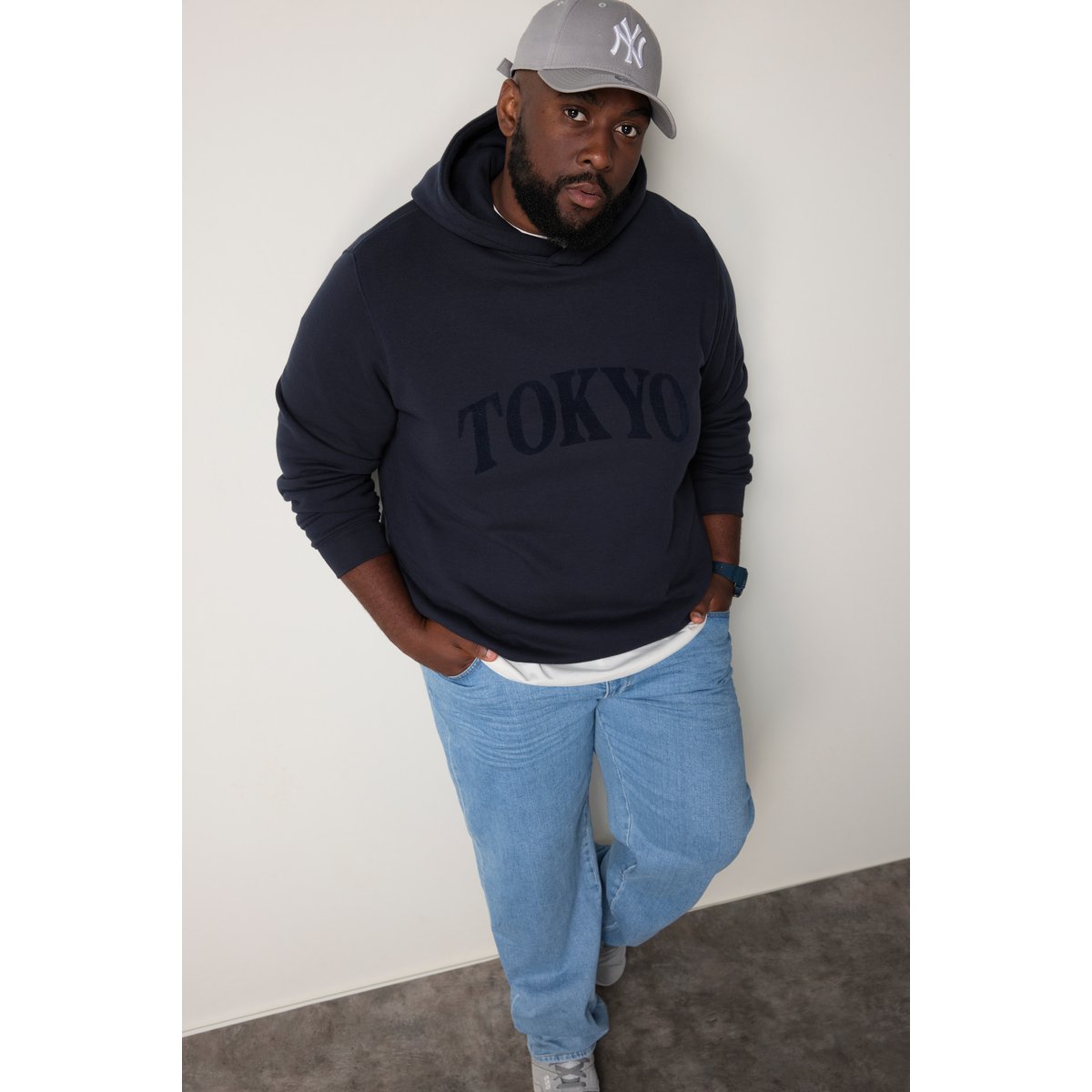 Sweat-shirt à capuche. Coupe oversize et marine foncé, STHUGE