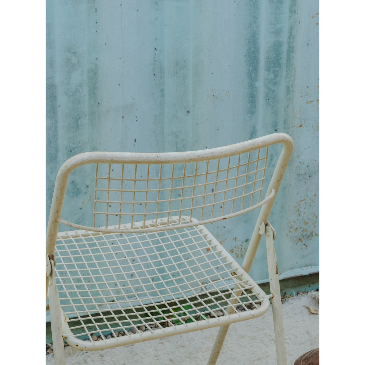 Paire de chaises en métal blanc Alma N°2014 - Bon état blanc, DEBONGOUT