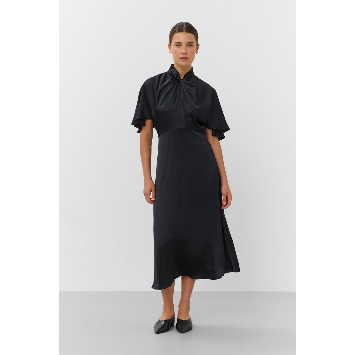 Robe noir, SOAKED IN LUXURY