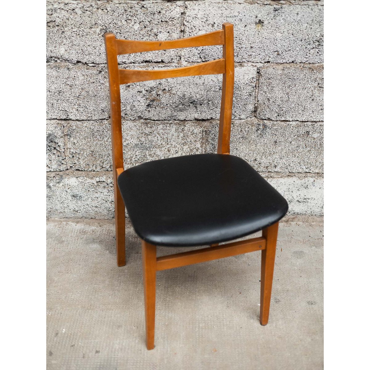 Paire de chaises en skaï Alma N°1722 - Bon état marron, DEBONGOUT