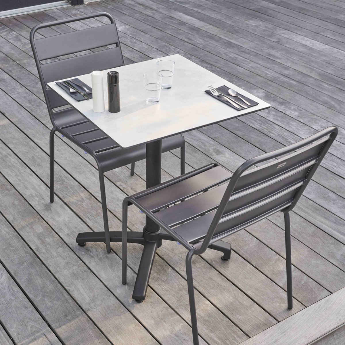 Table inclinable en HPL et 2 chaises en métal gris, OVIALA