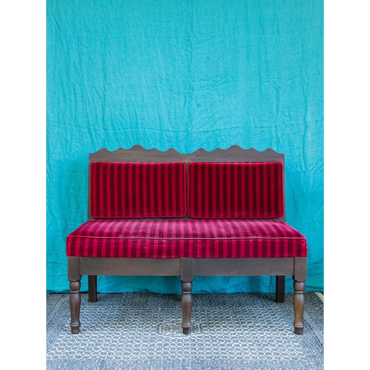 Banquette deux places en velours vintage Clara N°153 - Bon état bois foncé, DEBONGOUT