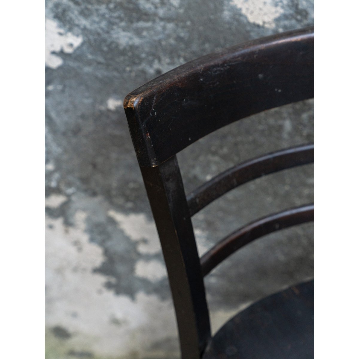Paire de chaises en bois Claude N°1261 - Bon état bois foncé, DEBONGOUT