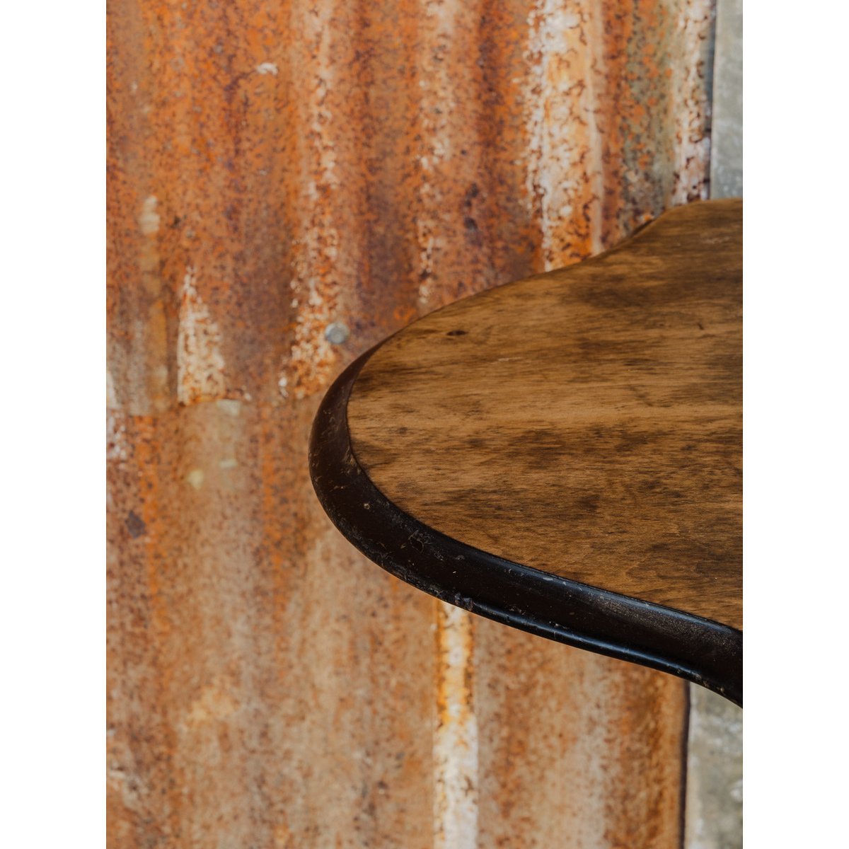 Table d'appoint en bois Francine N°1675 - Bon état bois foncé, DEBONGOUT