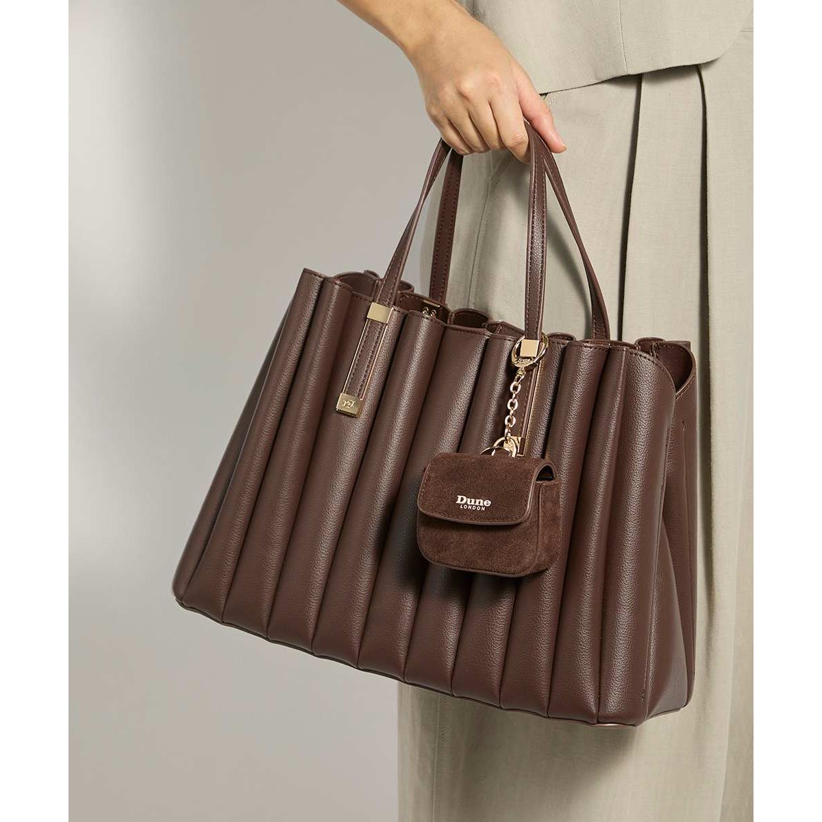 Sac fourre-tout matelassé à armature métallique - DEQUILT brown-synthetic, DUNE LONDON