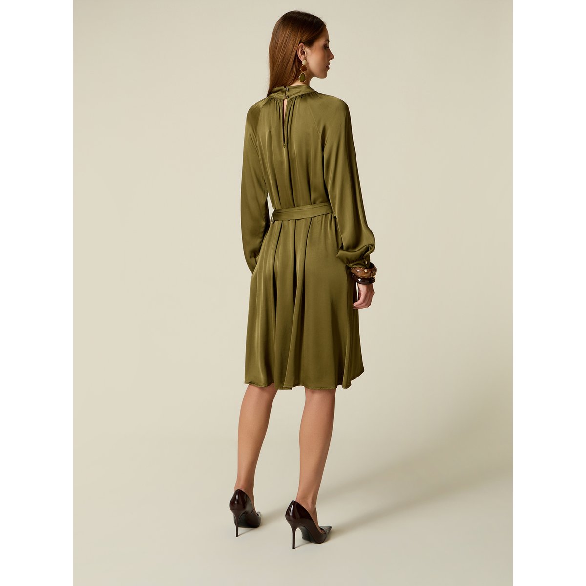 Robe avec ceinture verde militare, OLTRE