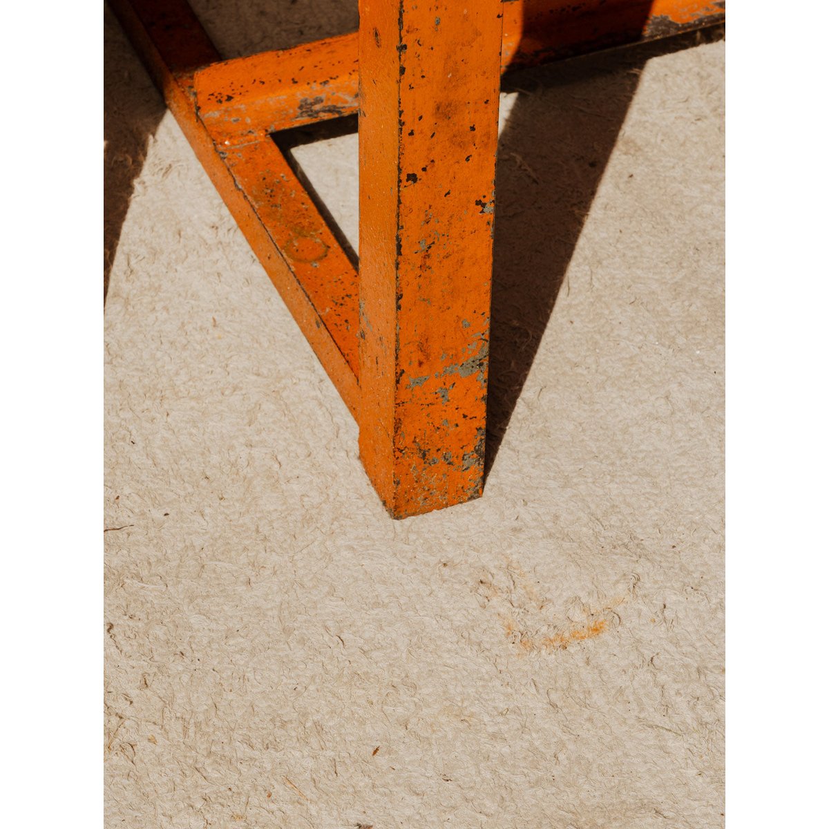 Bureau en bois et métal orange Fernand N°425 - Bon état bois foncé, DEBONGOUT