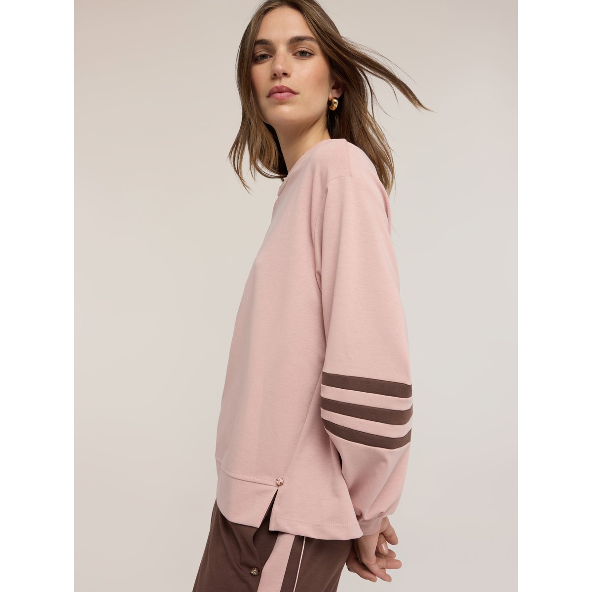 Sweat fermé avec bandes contrastées et fente rose, MOTIVI