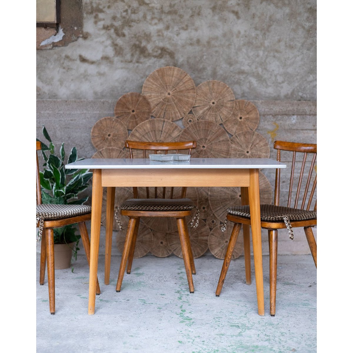 Ensemble de table et chaises scandinaves Auguste N°22 - Bon état bois clair, DEBONGOUT