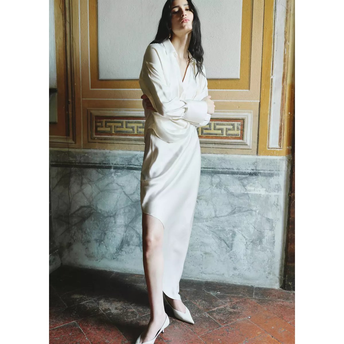Robe satinée asymétrique blanc cassé, MANGO