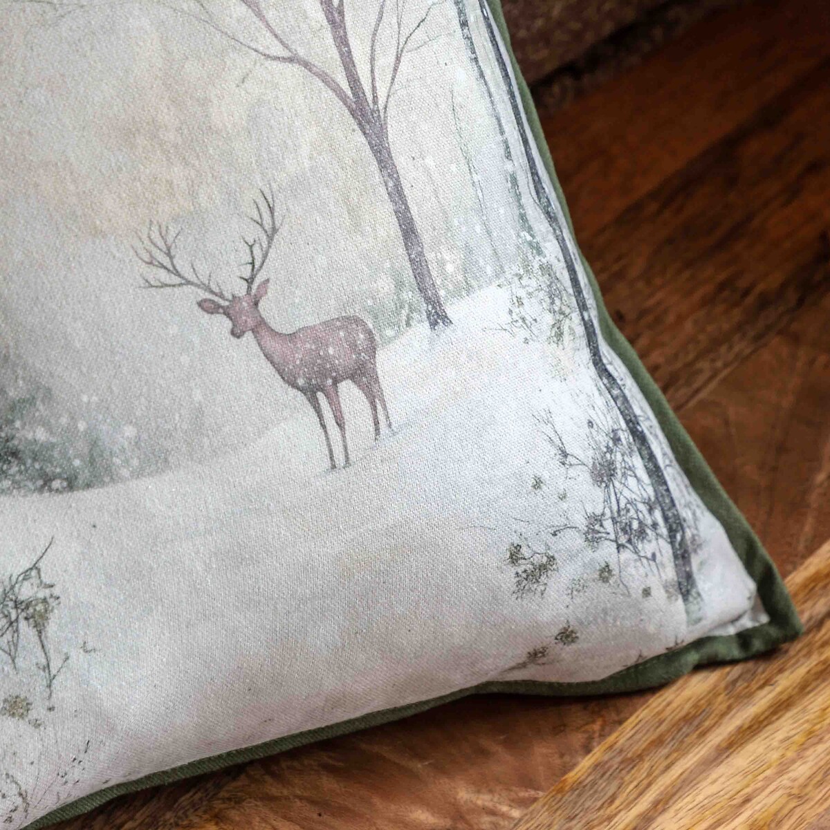 Woodland Stag Scene Cushion green, ÉDITÉ