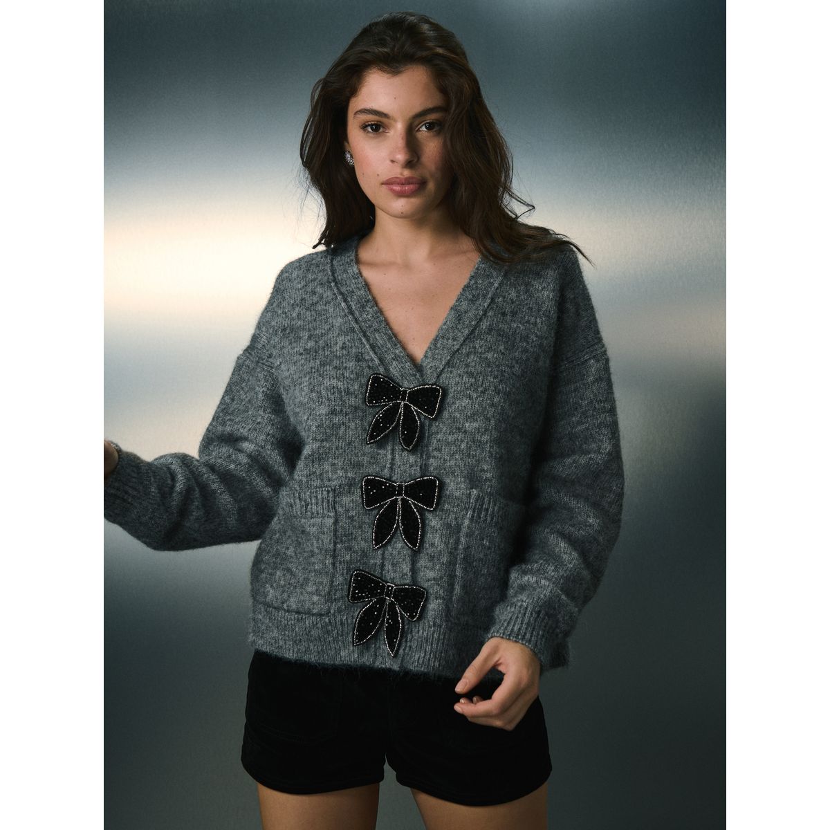 Cardigan à poche et boutons en forme de nœuds gris, NEXT