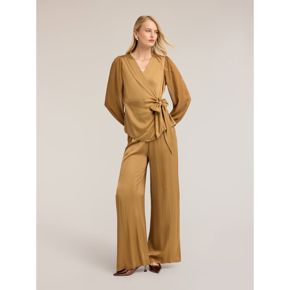 Blouse avec encolure en V et nœud beige, MOTIVI