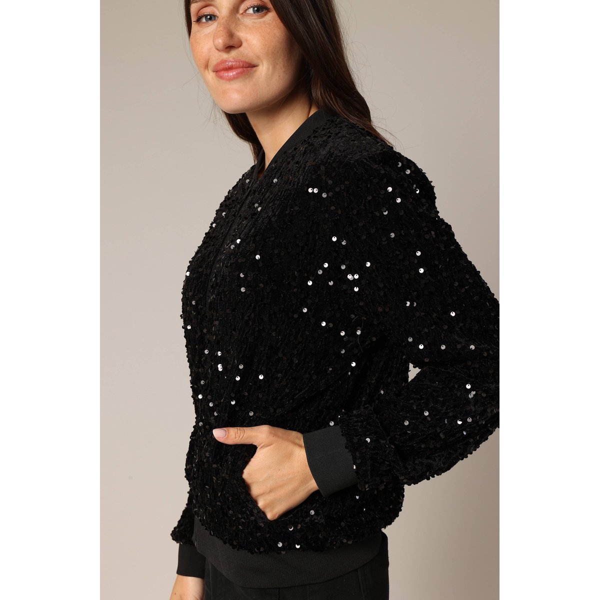 Veste bomber en sequins avec fermeture zippée et finitions côtelées. CANDICE black, DEELUXE