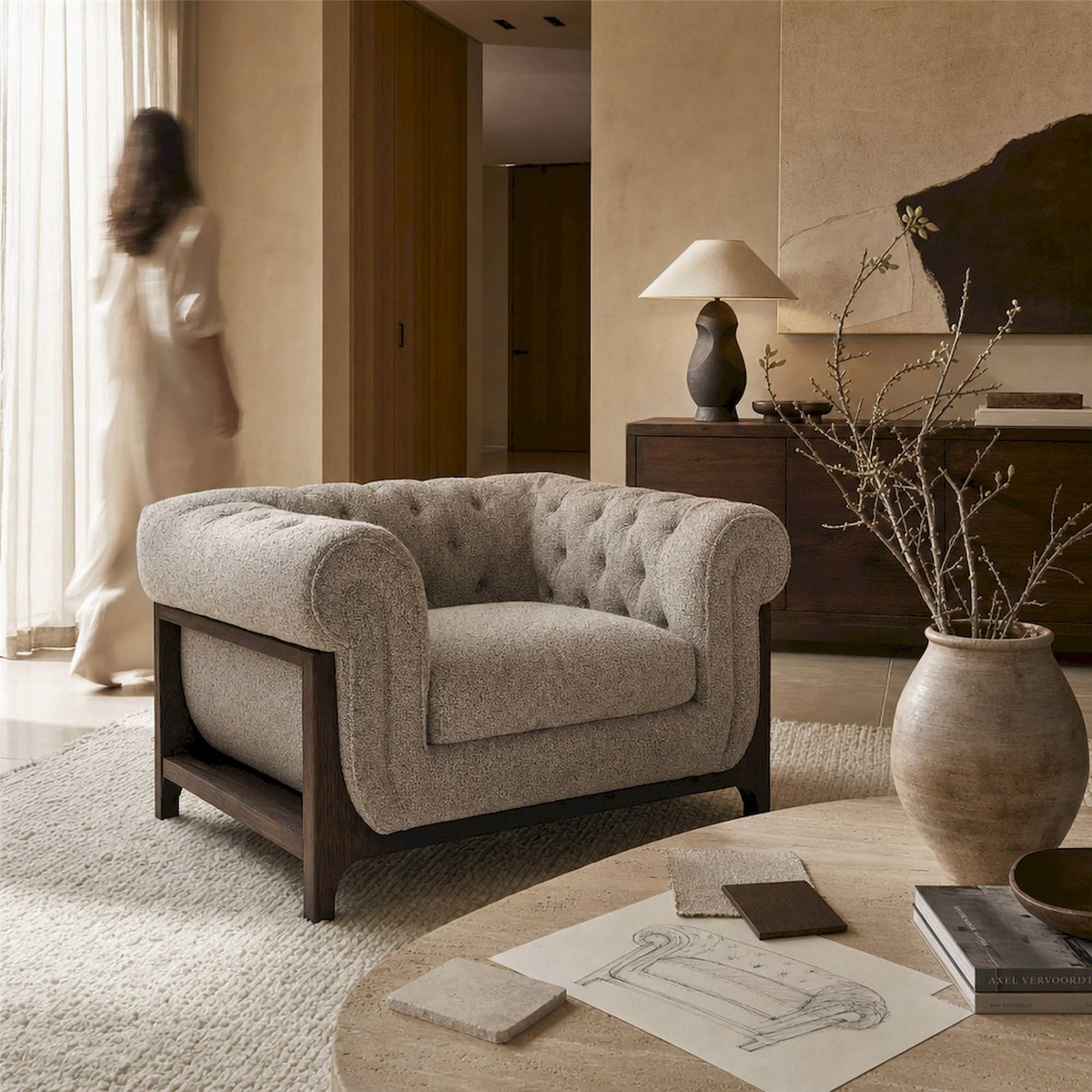 Fauteuil classique capitonné en frêne gris et bois brun, RECOLLECTION