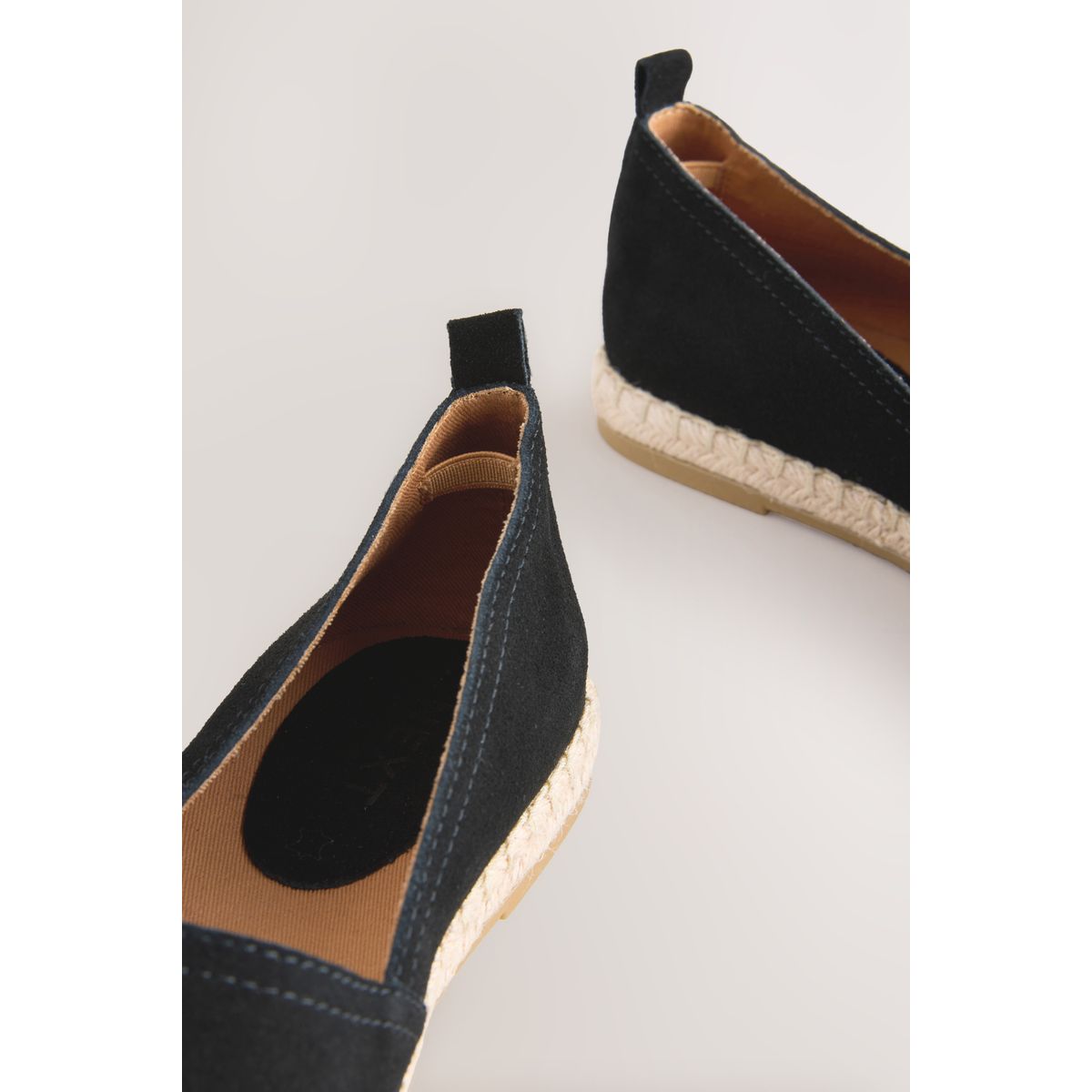 Espadrilles en daim à bout fermé noir, NEXT