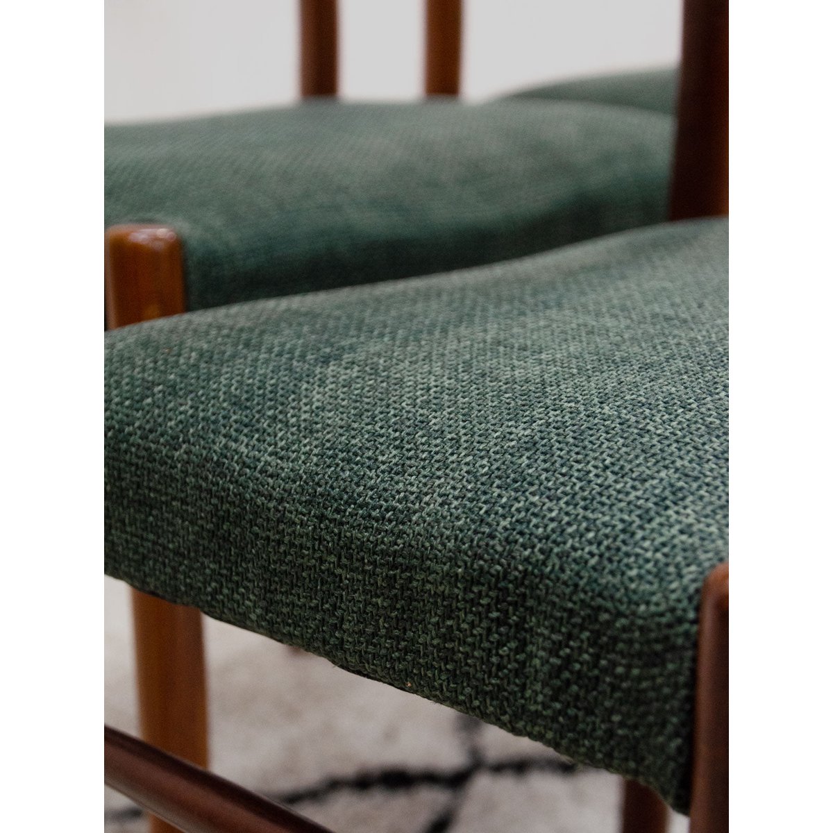 Lot de 4 chaises en teck et tissu Alma N°2134 - Bon état bois foncé, DEBONGOUT