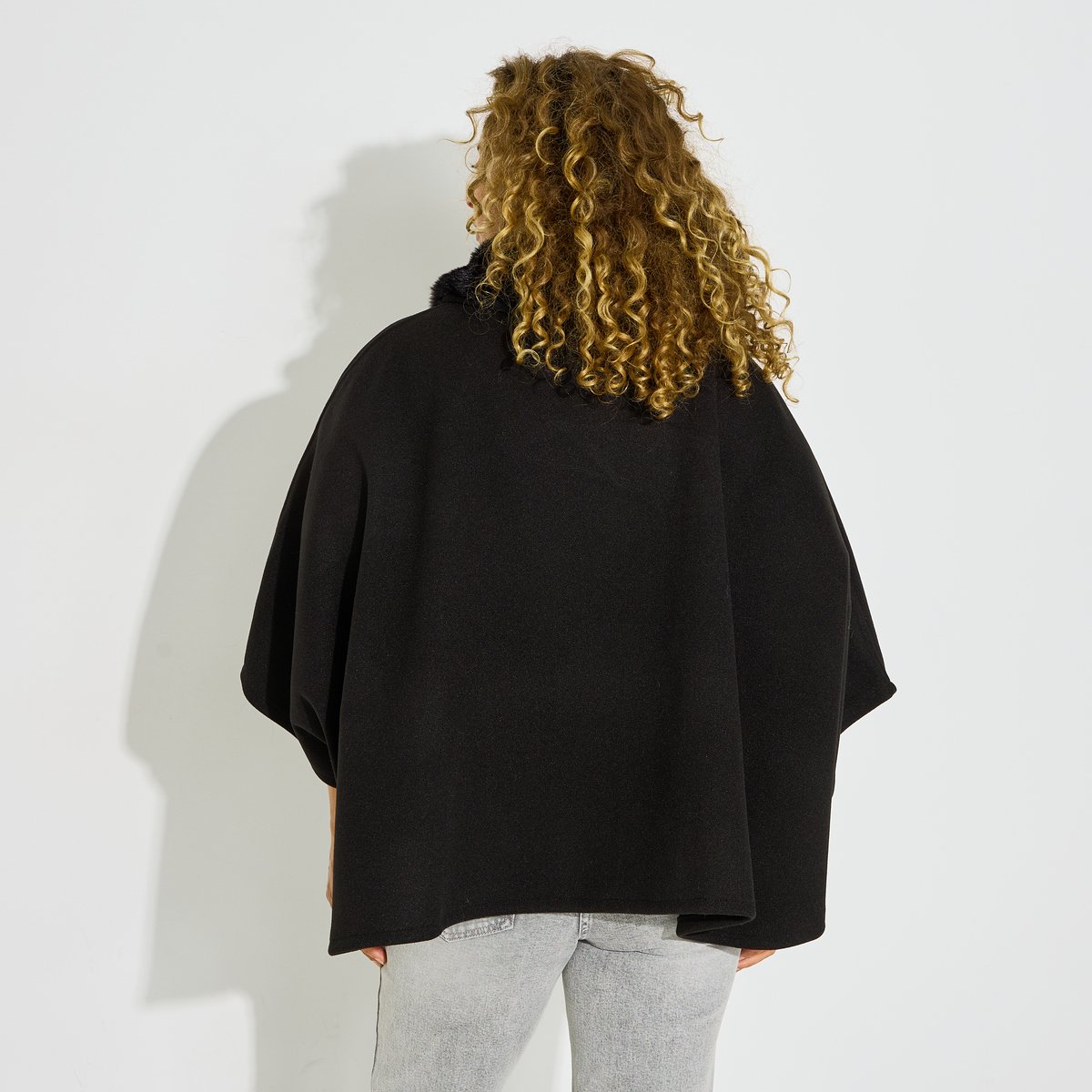 Poncho uni noir, GRAIN DE MALICE