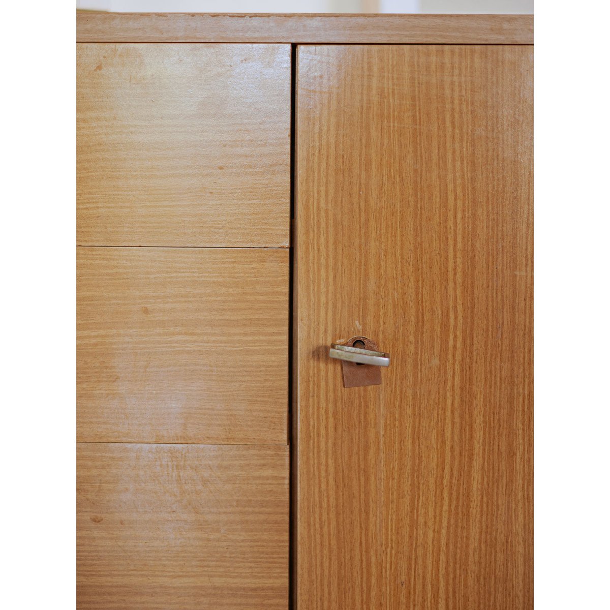 Commode scandinave aux poignées en métal doré Olga N°687 - Bon état bois clair, DEBONGOUT