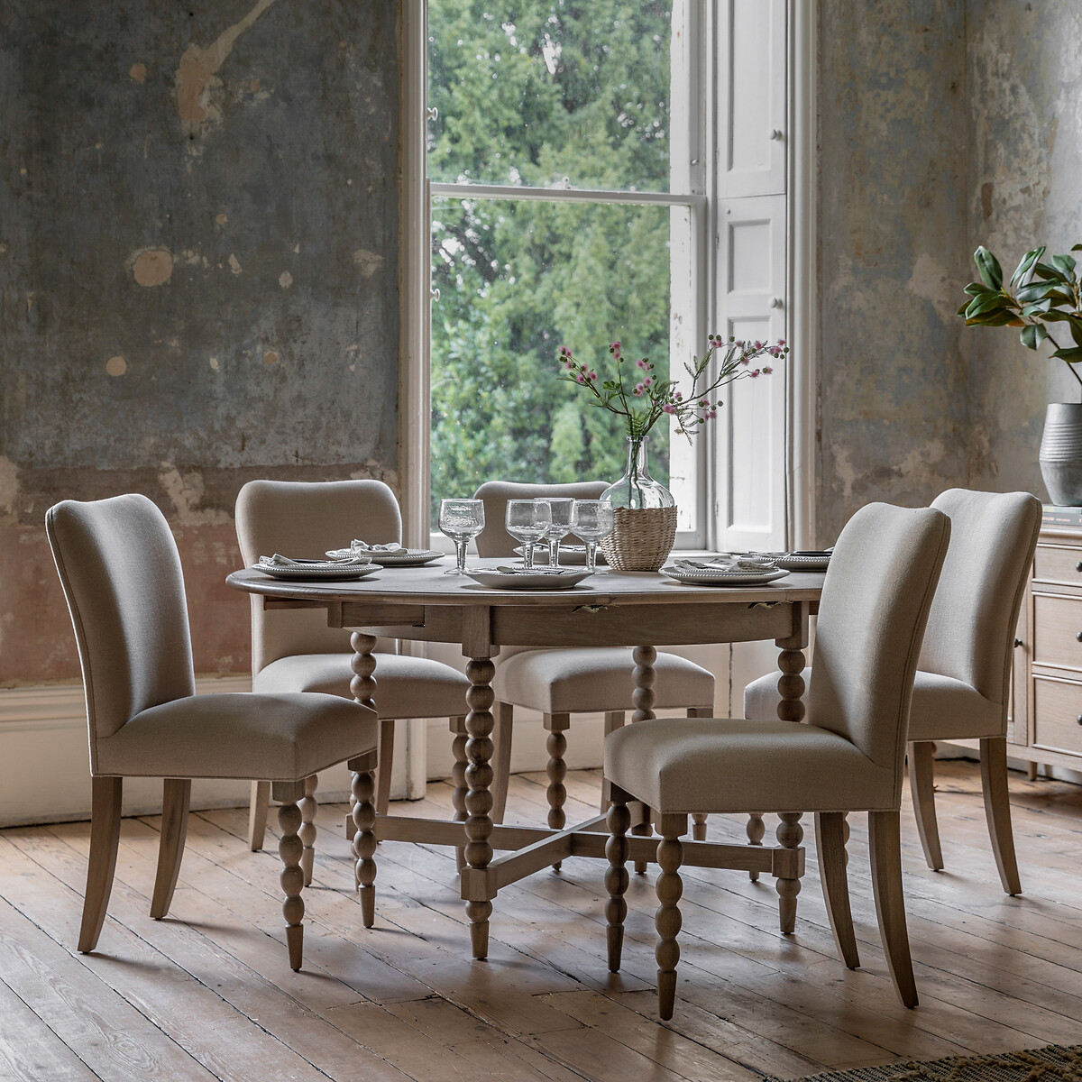 Ames Round Oak Extendable Dining Table with Pompom Legs (Seats 4-6) oak, ÉDITÉ