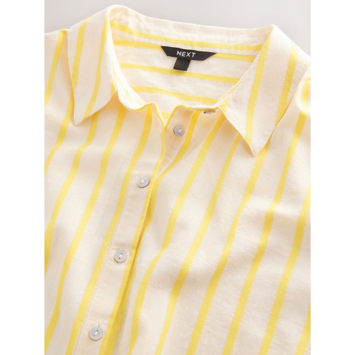 Chemise décontractée boutonnée avec lin rayures écrues/jaunes, NEXT