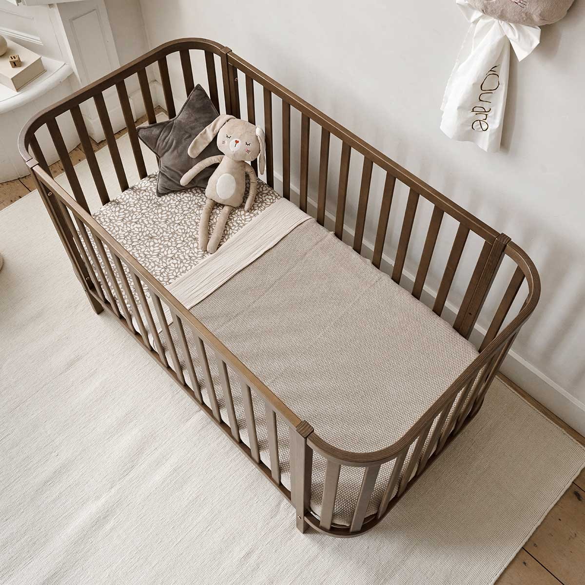 Lit bébé évolutif ovale COCON noyer foncé, PETITE AMELIE