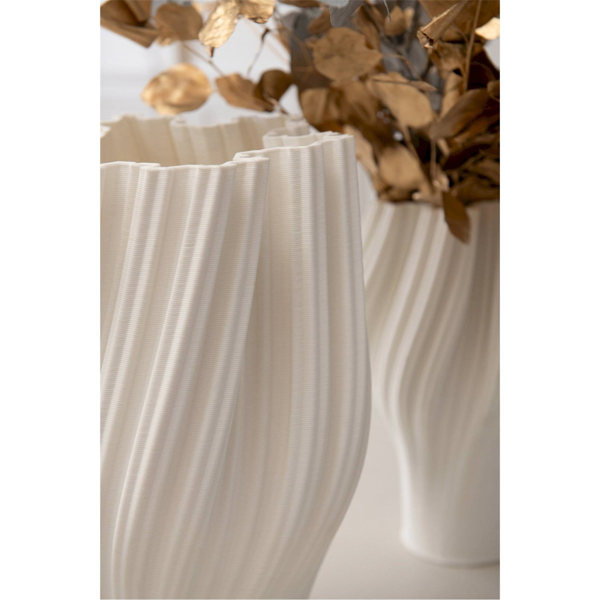Vase en grès à relief ondulé blanc, RECOLLECTION