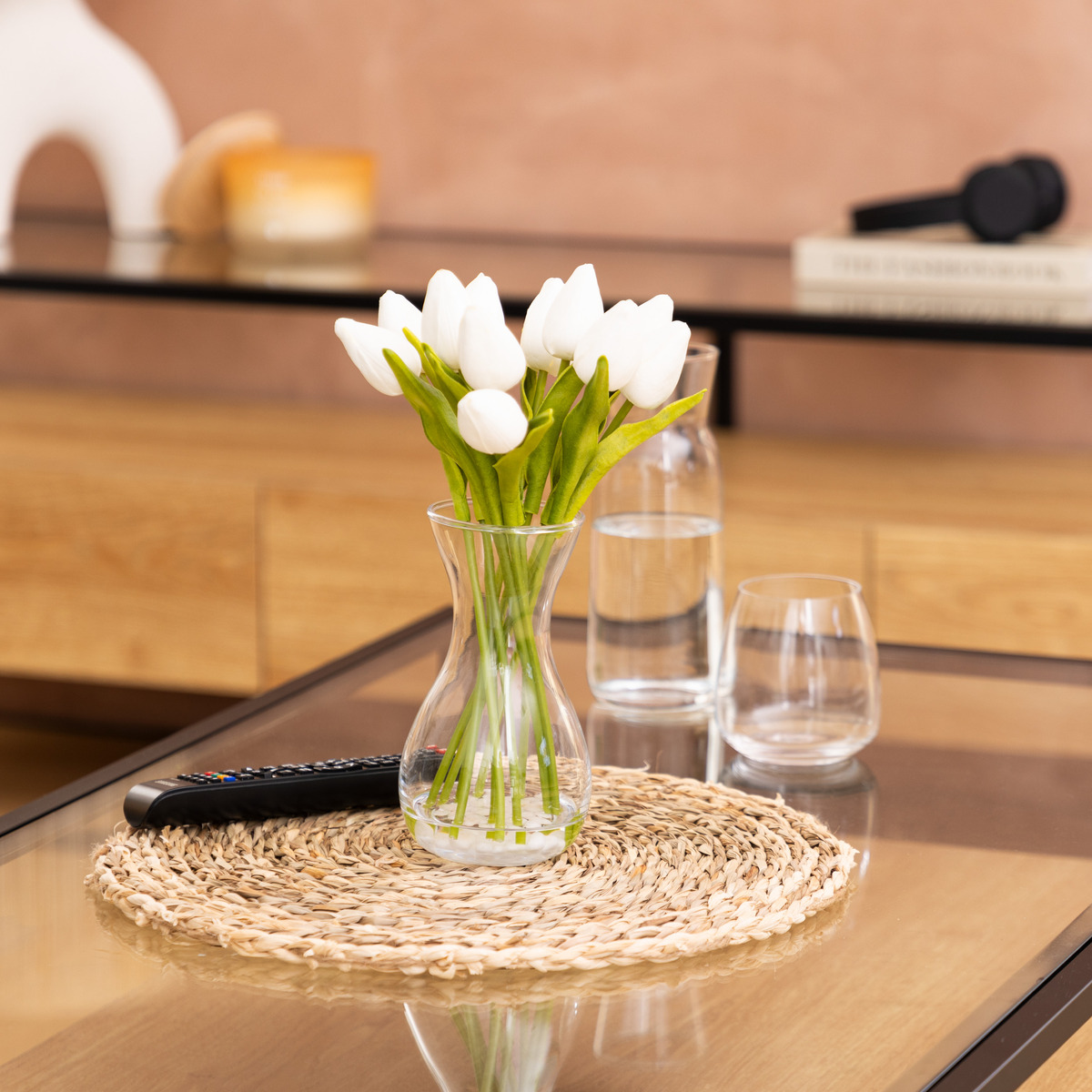 Composition tulipes avec vase HECTOR blanc, ATMOSPHERA