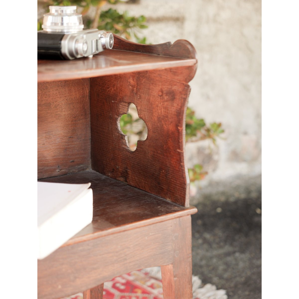 Table d'appoint au tiroir secret Francine N°1585 - Bon état bois foncé, DEBONGOUT