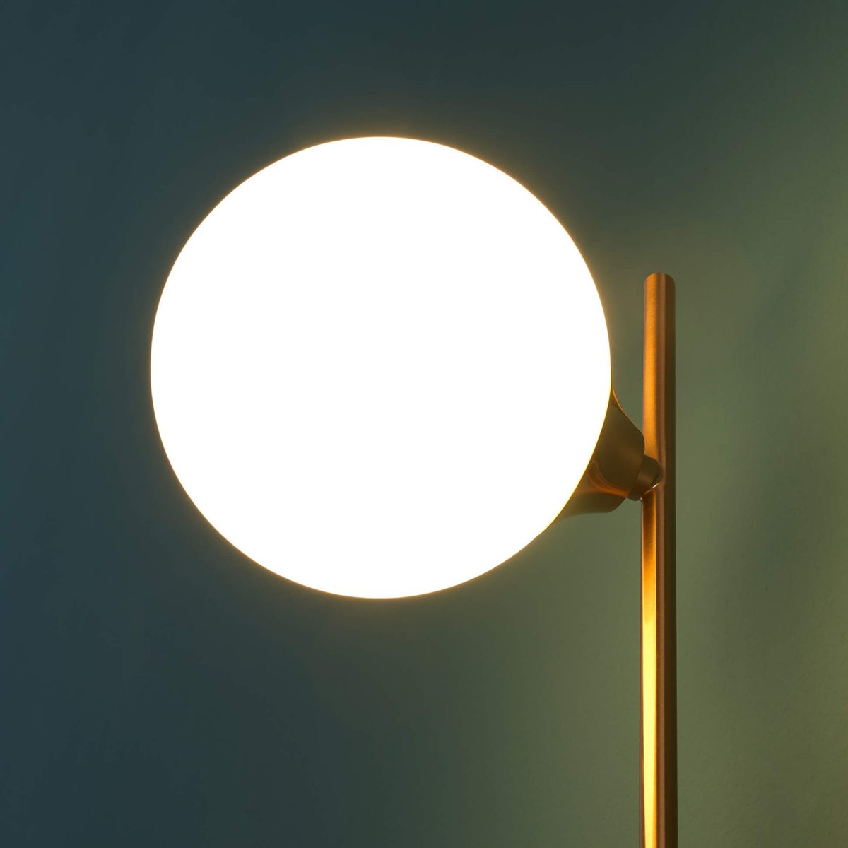 Applique avec globe en verre blanc – NEIRA laiton et blanc, KOSILUM