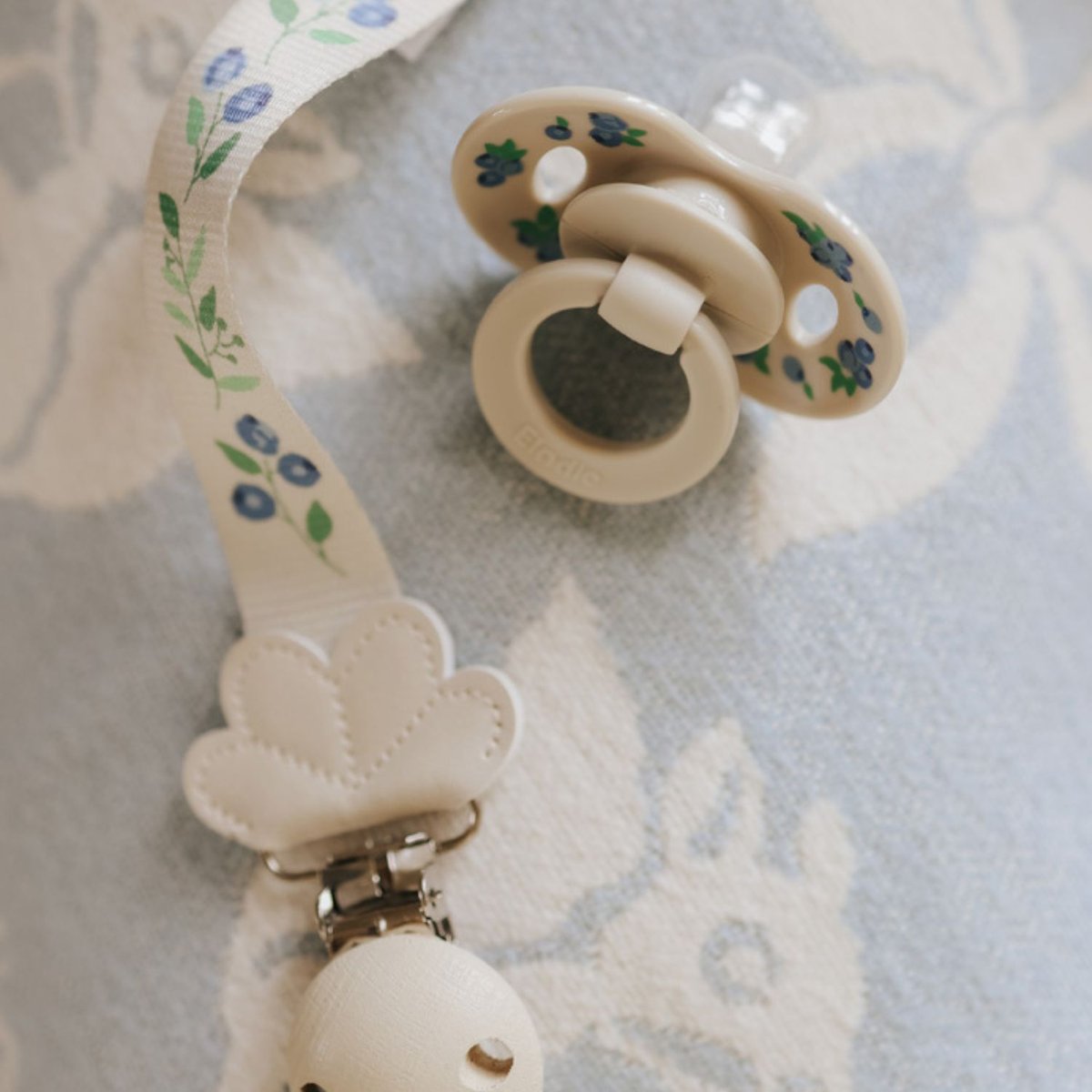 Attache sucette Wood blanc, bleu, ELODIE DETAILS