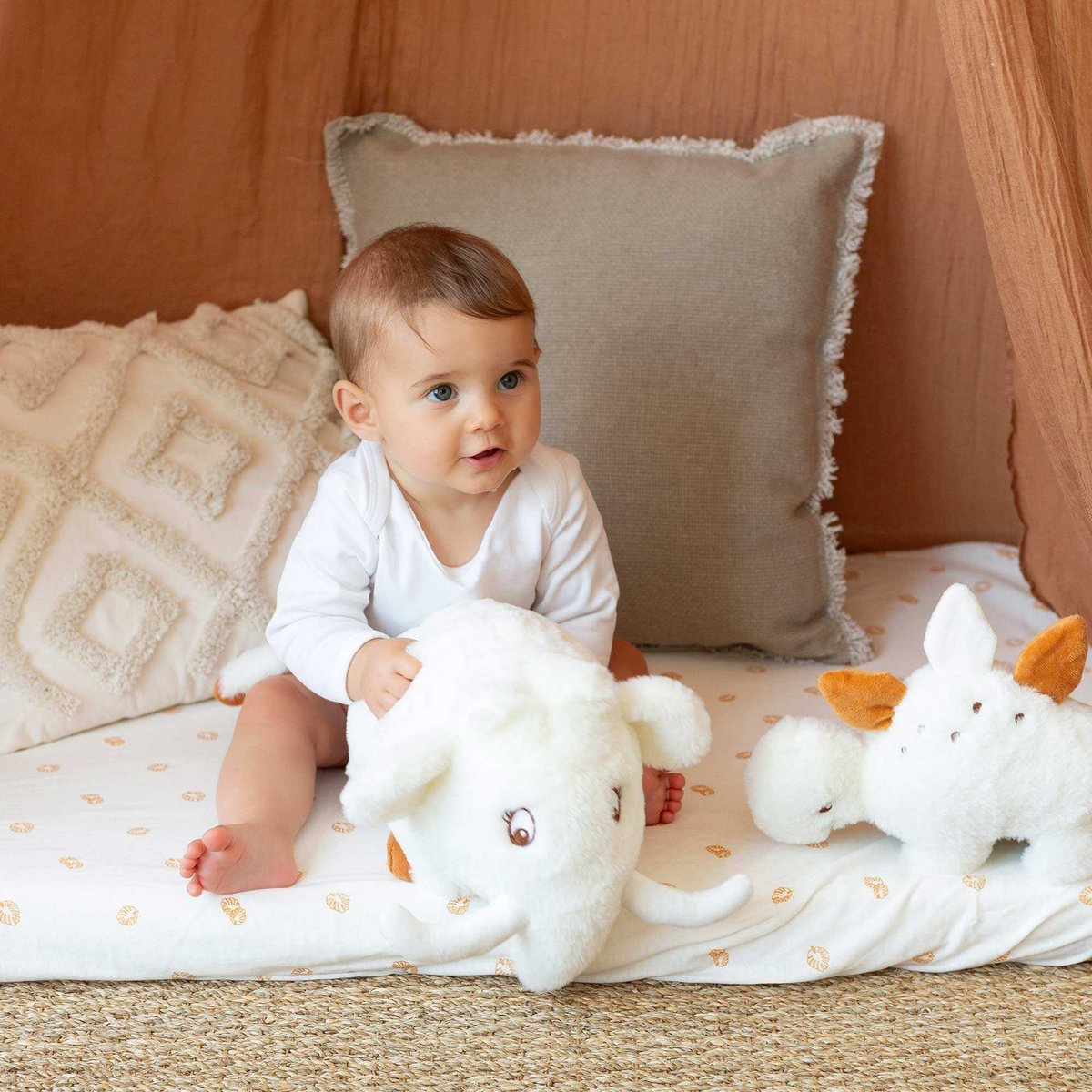 Peluche musicale Agnès la Mammouthesse blanc, orange, TROIS KILOS SEPT