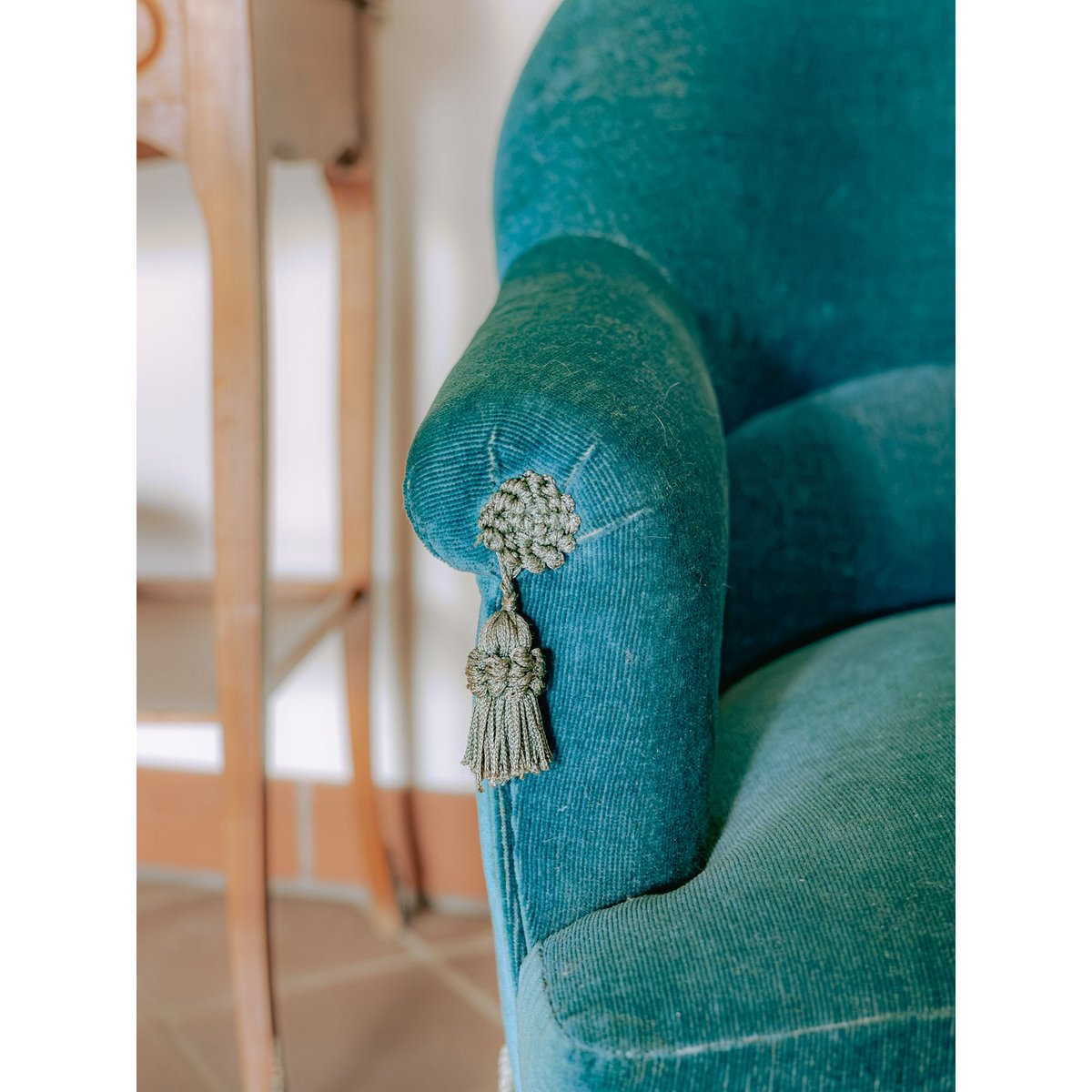 Fauteuil crapaud en velours bleu canard Ernest N°1091 - Bon état bleu, DEBONGOUT