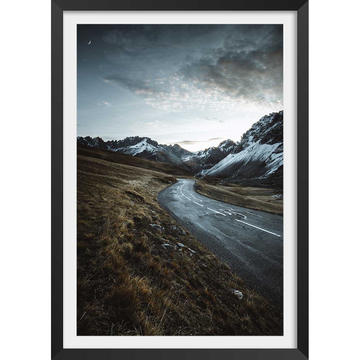 Affiche paysage sur la route du galibier affiche + cadre en bois - noir, HEXOA
