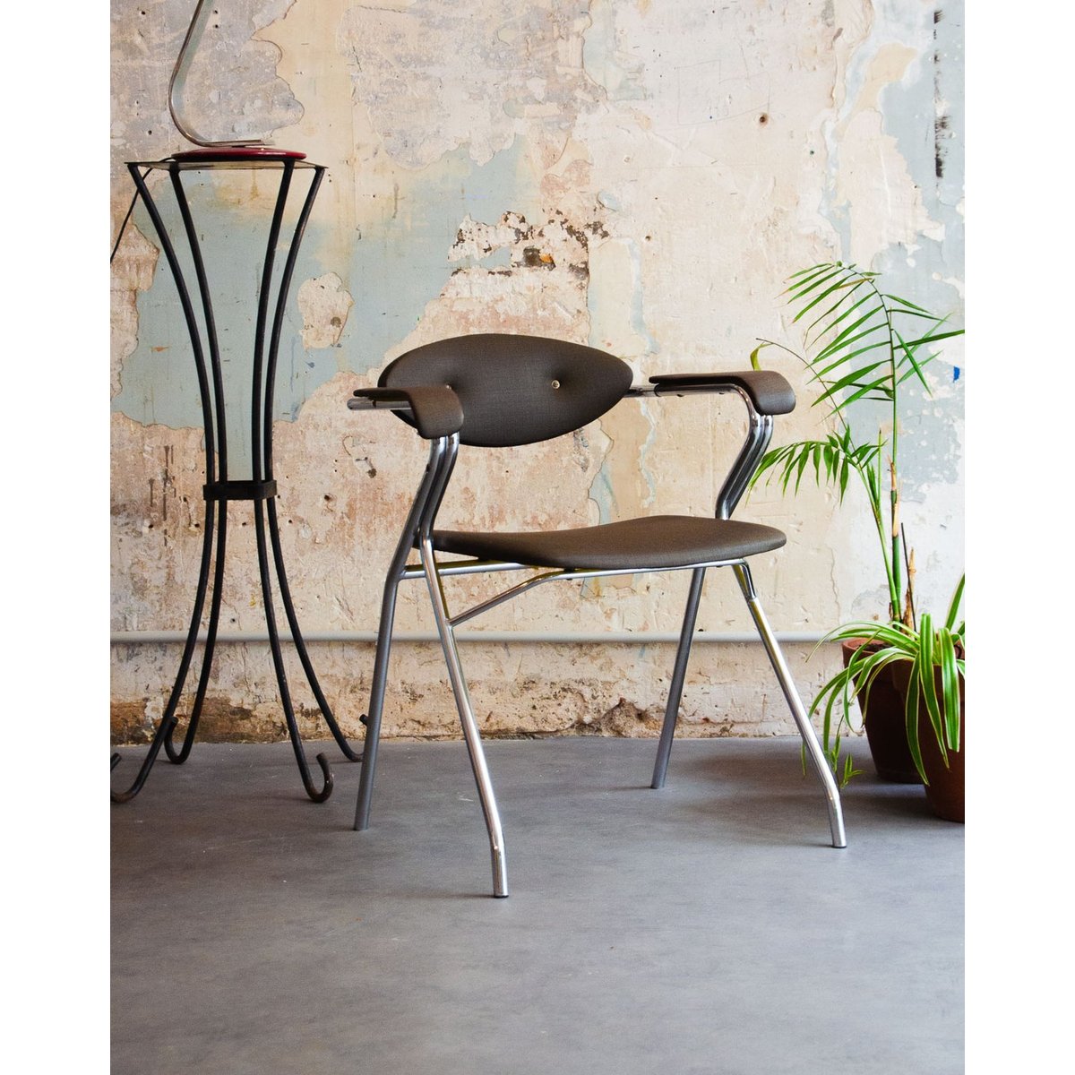 Chaise tubulaire en simili-cuir Alma N°1533 - Bon état gris, DEBONGOUT