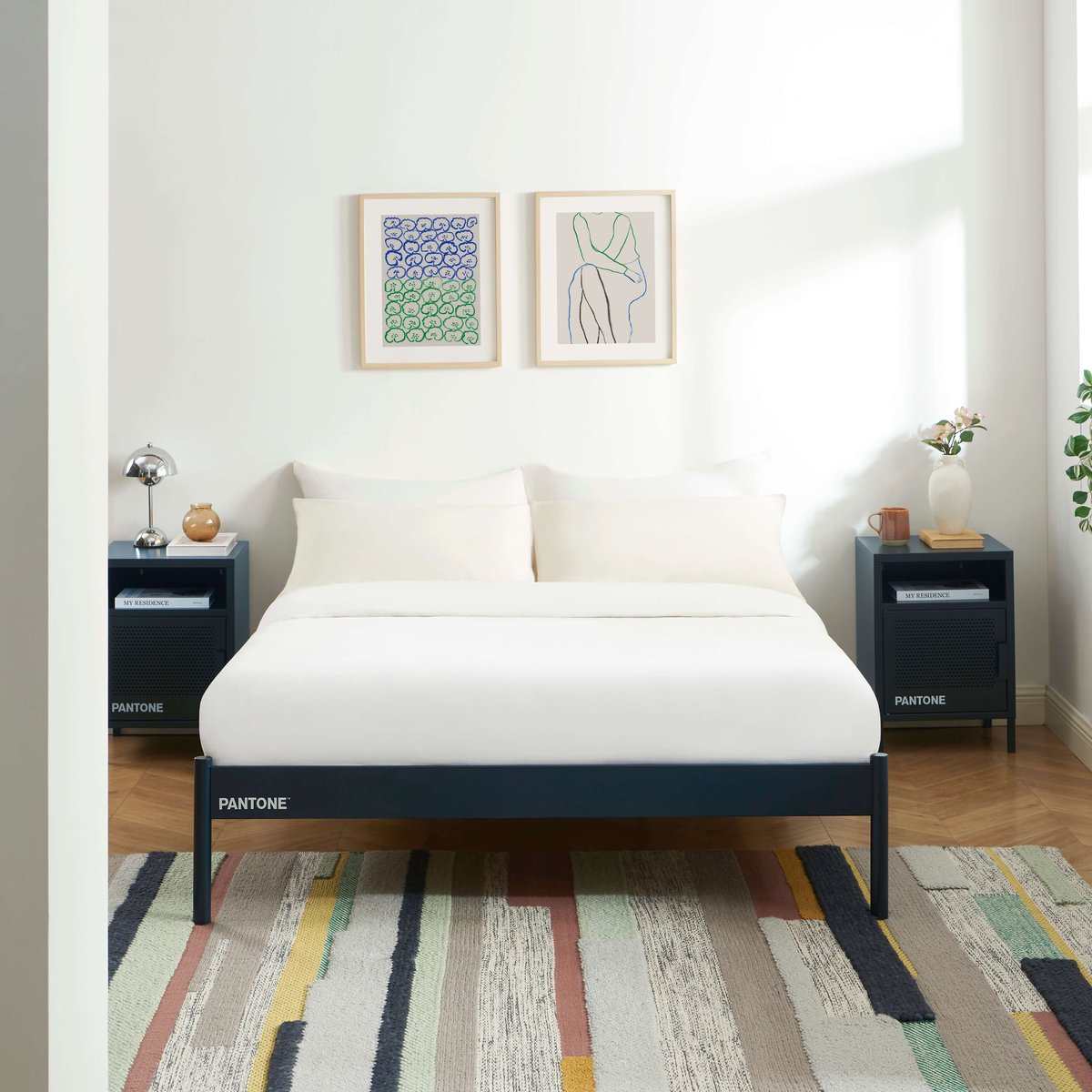 Lit double en acier bleu nuit, PANTONE