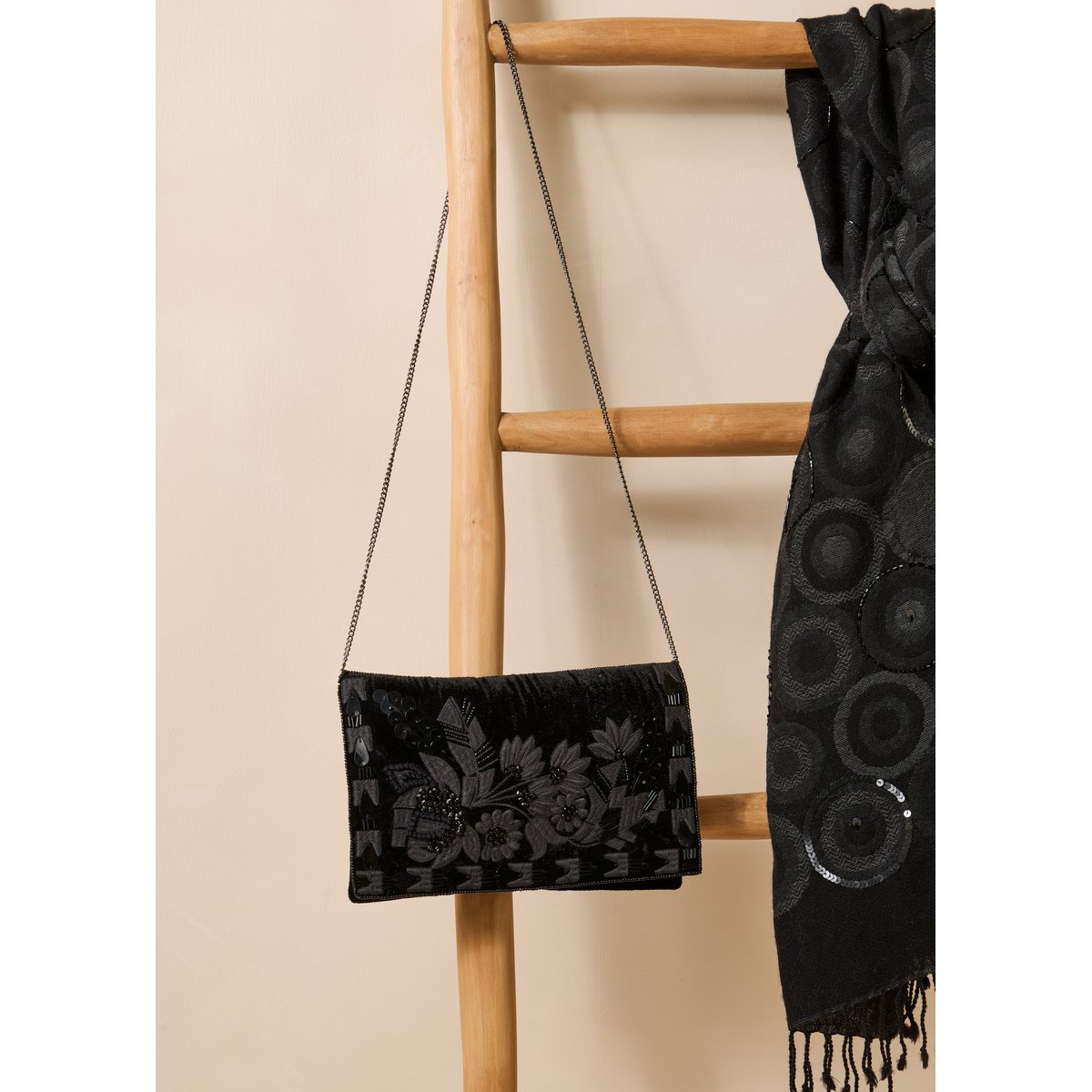 Sac bandoulière avec perles noir, LA FEE MARABOUTEE