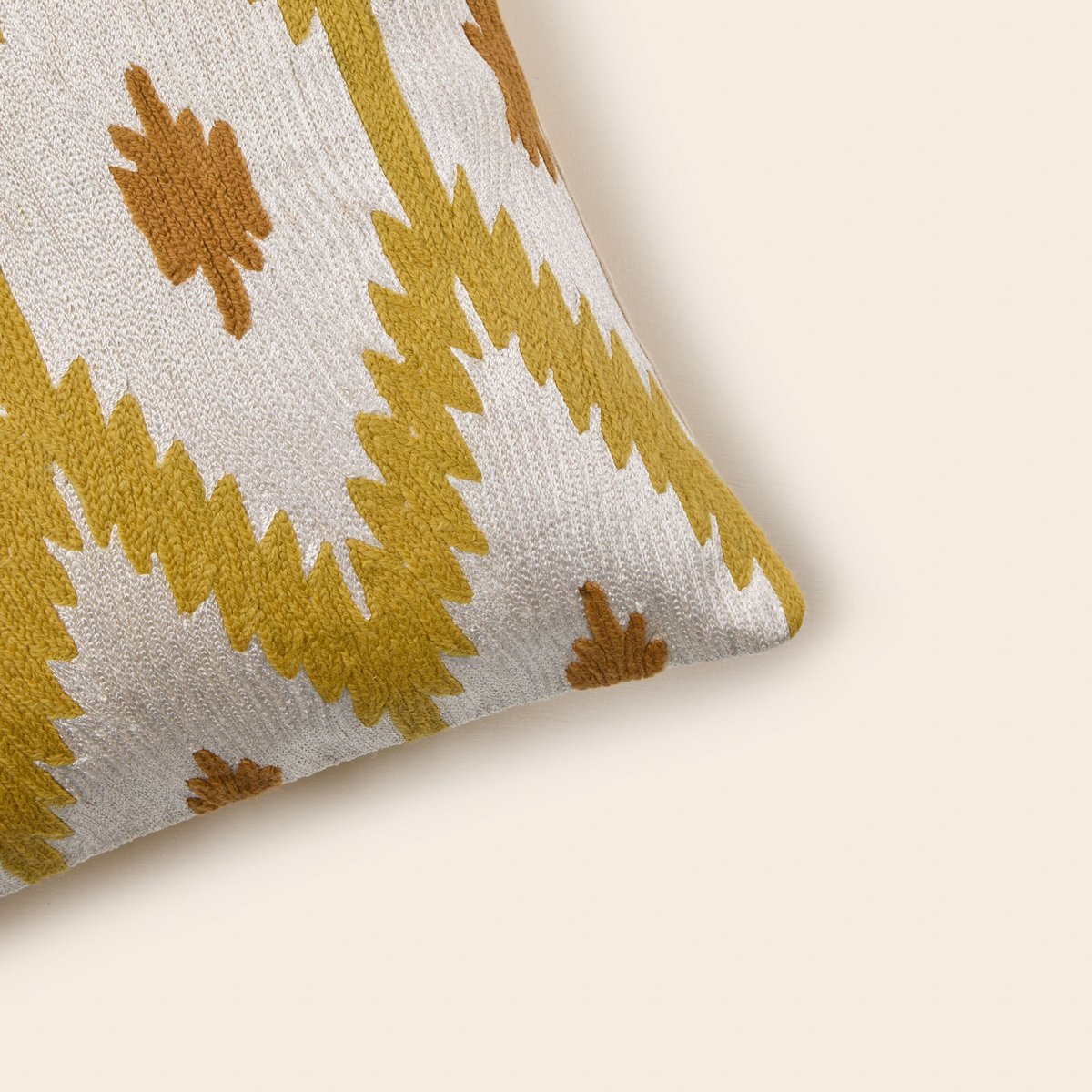Housse De Coussin en Motif ikat en point de chainette JOKO ivoire et jaune, MADURA